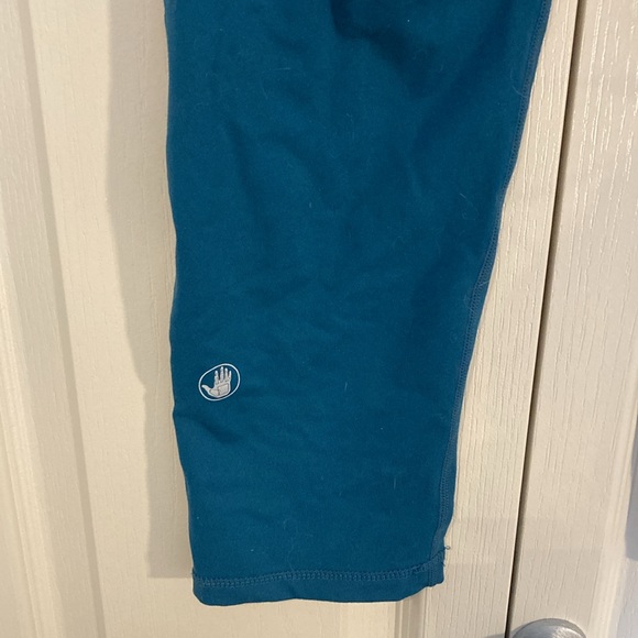 EUC-Body Glove teal crop/capri with pockets. Size small. - Picture 5 of 5
